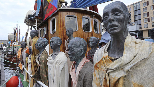 Flüchtlingsboot M/S ANTON mit Bronzestatuen die Flüchtlinge darstellen von dem dänischen Künstler Jens Galschiot.