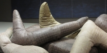 Det ligner et søuhyre, men er i virkeligheden Campana-brødrenes byg-selv sofa Kaiman Jacarè, 2006. 100x700x500 cm, varierende, læder, skum. Deltaljefoto. Foto: Kirstine Bruun