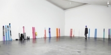 Cory Arcangel: Screen-Agers, Tall Boys, and Whales, 2011-2014. De såkaldte pool noodles er blevet udstyret med tøj, accessories og elektronik. Pressefoto.