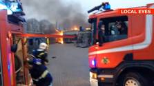 Industribygning brændt ned: Gasflasker kunne være eksploderet