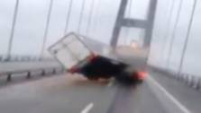 Se video: Lastbil blæser omkuld på Storebæltsbroen